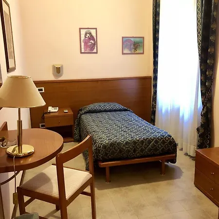 Colle Di Nava Lorenzina מלון